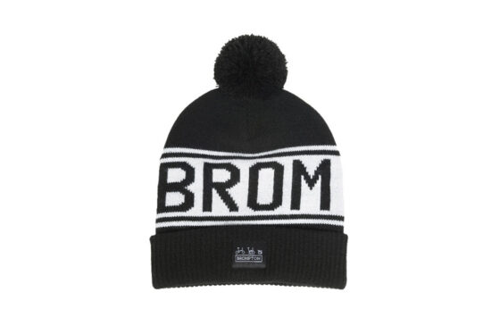 Czarna i biała czapka zimowa z napisem "brom" na niej, inspirowana czapeczką rowerową Brompton Black/Turkish Green.