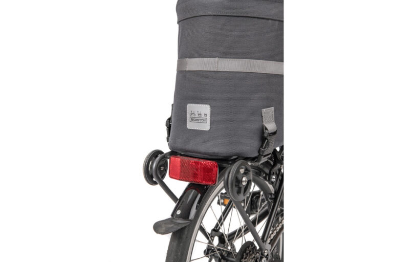 Tył roweru z torbą na kółkach Torba Brompton Borough Roller Bag - na nim ciemnoszara.