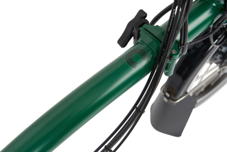 Zbliżenie na zielony rower Brompton C-line Poznaj przednią część roweru Yuzu Lime (Kopia), przedstawiającą główkę ramy, widelec i część kierownicy na białym tle.
