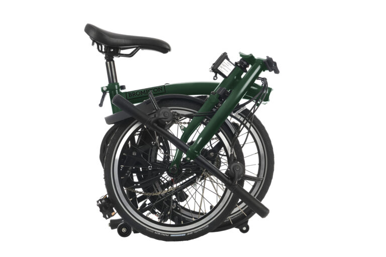 Zielony rower składany Brompton C-line Explore Yuzu Lime, kompaktowo złożony, patrząc z boku, odizolowany na białym tle.