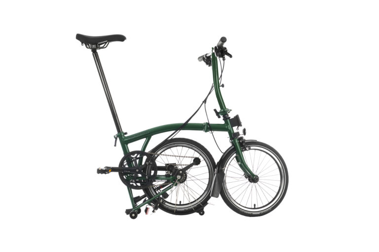 Zielony składany rower Brompton C-line Explore Yuzu Lime z małymi kołami i czarnym siedziskiem, odizolowany na białym tle.