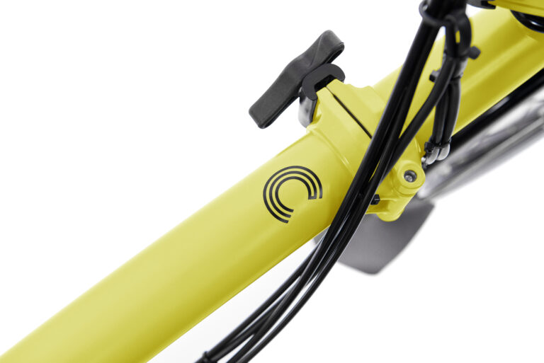 Zbliżenie na kierownicę żółtego roweru Brompton C-line Black - Matt (Kopia).