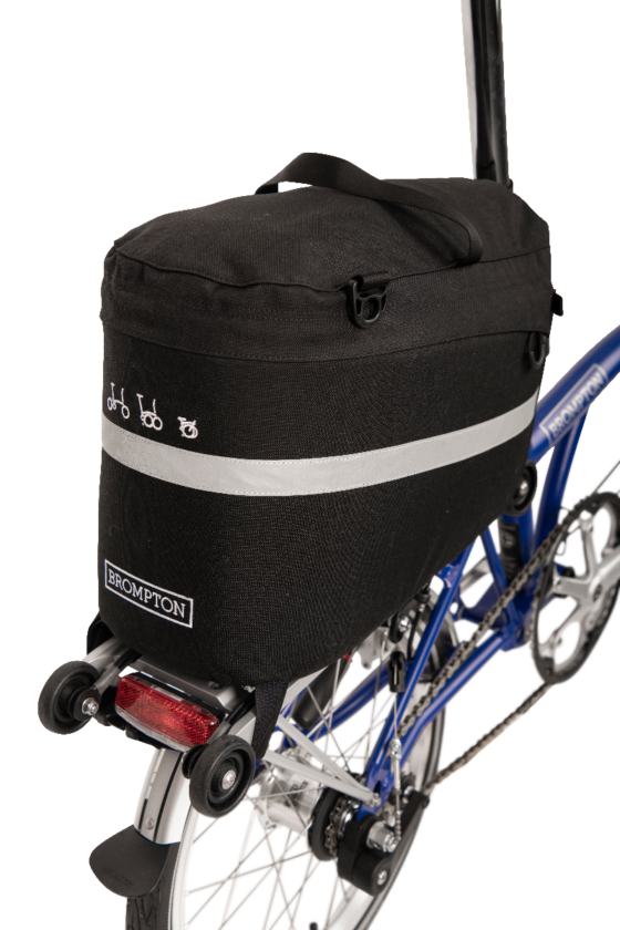 Czarny rower z torbą na bagażnik Brompton Rack Bag - czarna z tyłu.