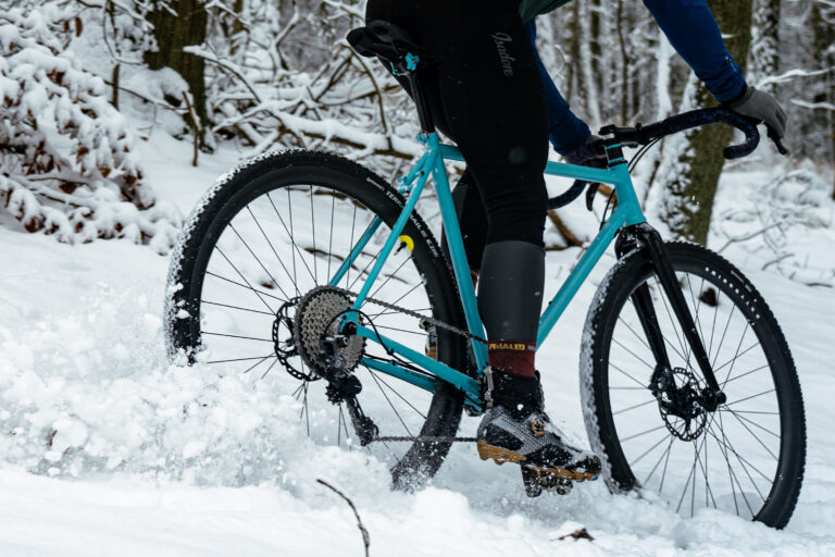 Osoba jadąca na rowerze górskim Koła karbonowe Antyogniwo Gravel 30 po śniegu.